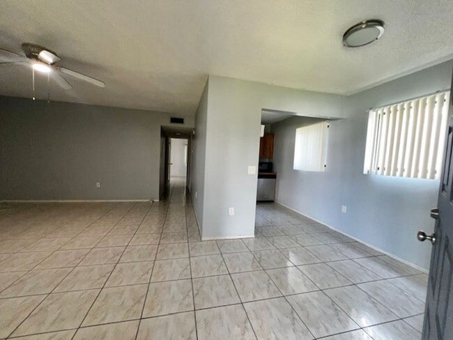 Building Photo - MOVE IN NOW!! 2ND FLOOR CORNER 2x2 UNIT WITH SCREENED IN PORCH!