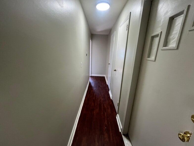 Building Photo - 809 Summer Ave