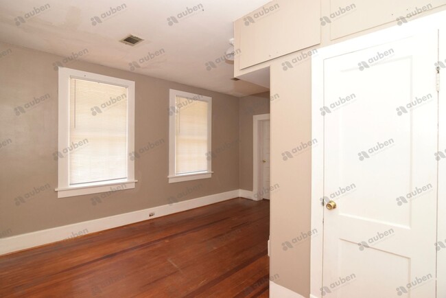 Building Photo - COMING SOON!!! 2 Bedroom House Near VA Med...