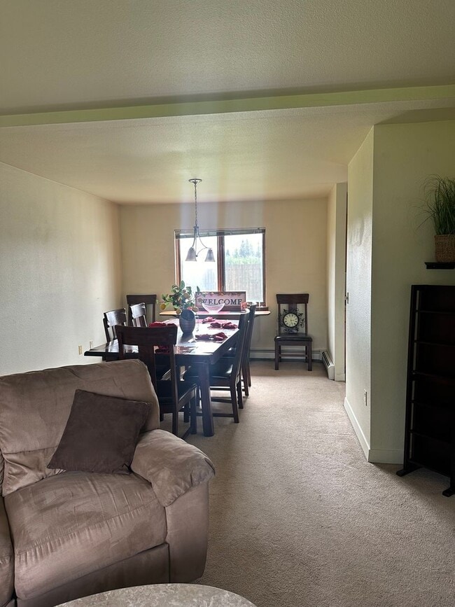Building Photo - Partially furnished/heat included/4 bedroom