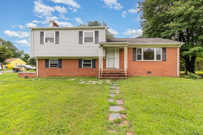 Building Photo - Coming Soon | $2,000/mo | Spacious Split-L...