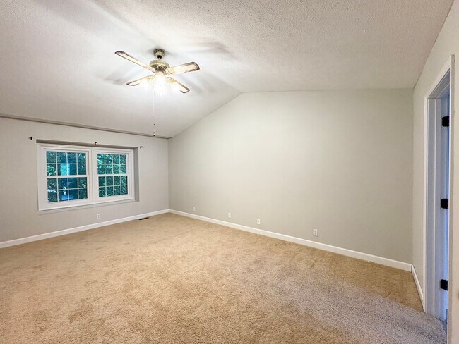 Building Photo - Stunning 5-Bedroom Home in Eagle Crest subdivision