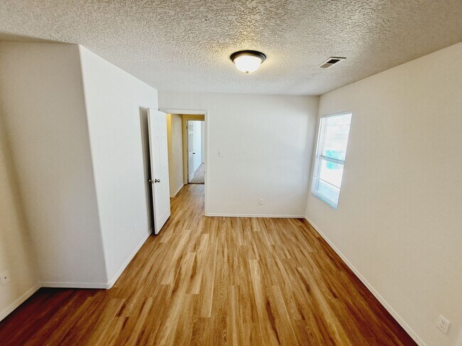 Building Photo - 3 bed 2 bath home in Huning Ranch. Great Yard!