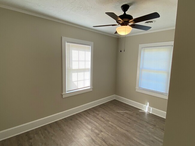 Building Photo - 3 bedroom, 2 bath ranch style home