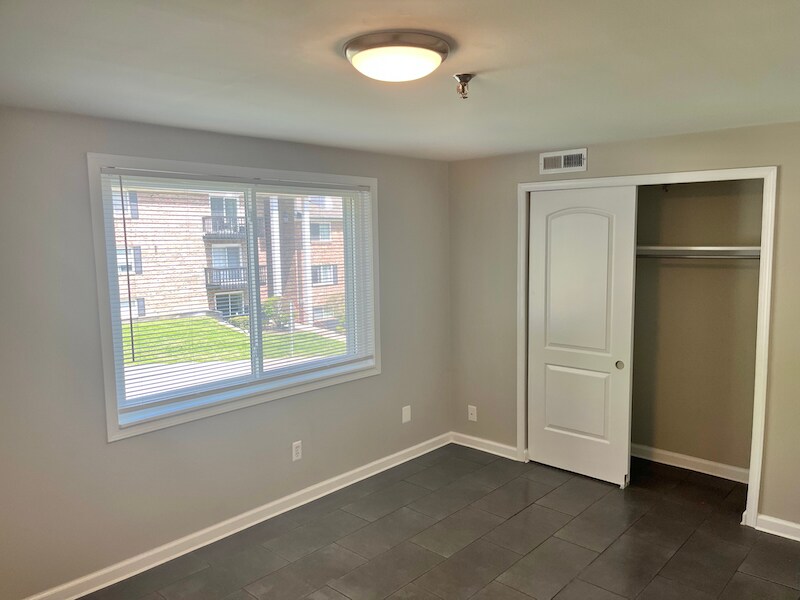 Building Photo - 1004 Parkvale Ct