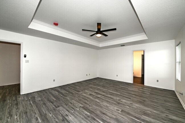 Building Photo - 5 bed | 3 bath | Corner lot | Fully remode...