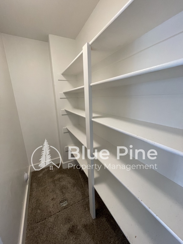 Building Photo - 700 S Saturn Ave