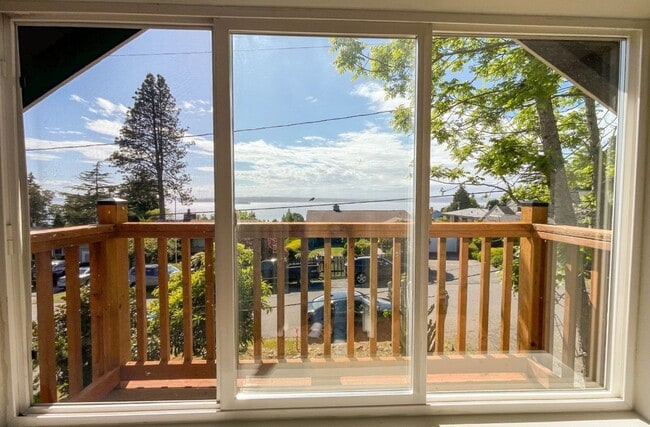 Building Photo - 3Bd/2Ba Shoreline House