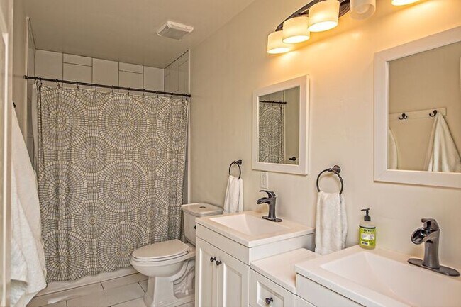 Building Photo - Beautiful Bungalow Home with Heated Pool on Golf Course