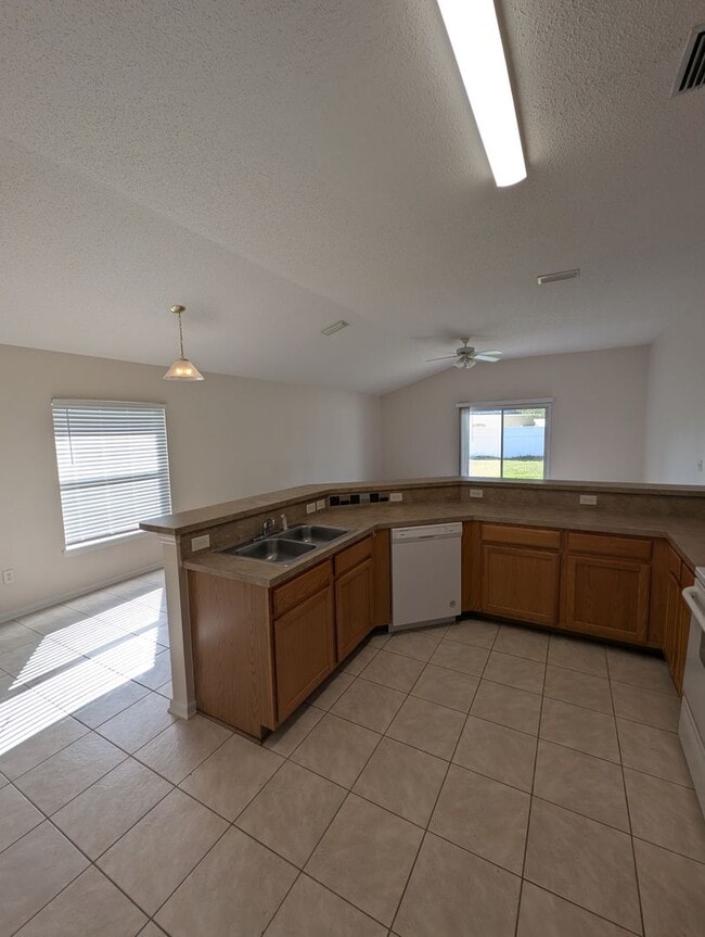 Building Photo - Great 4 Bedroom 2 Bath home in Heritage Park