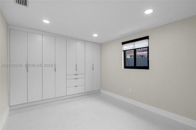 Building Photo - 2640 SW 30th Ct