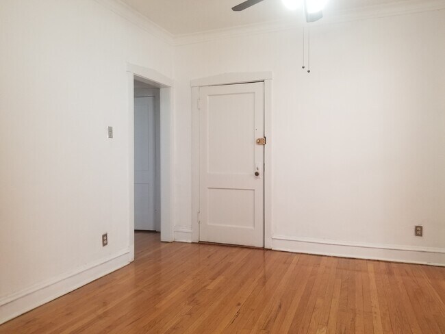 Building Photo - 2132 W Berteau Ave