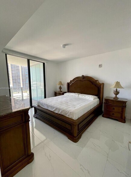 Building Photo - 1010 Brickell Ave