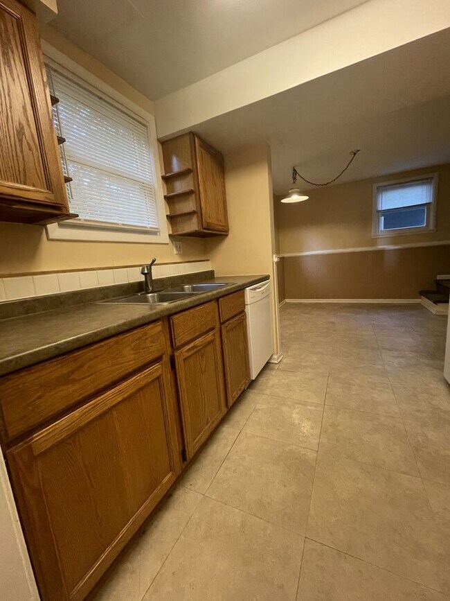 Building Photo - Three Bedroom House for 2026/27!