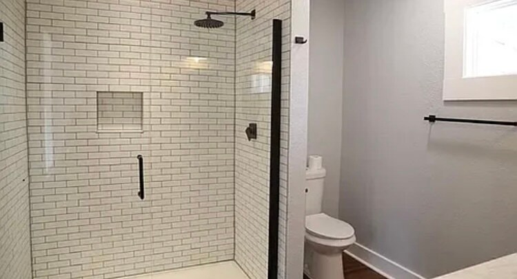 Master bathroom - 515 W Agarita Ave