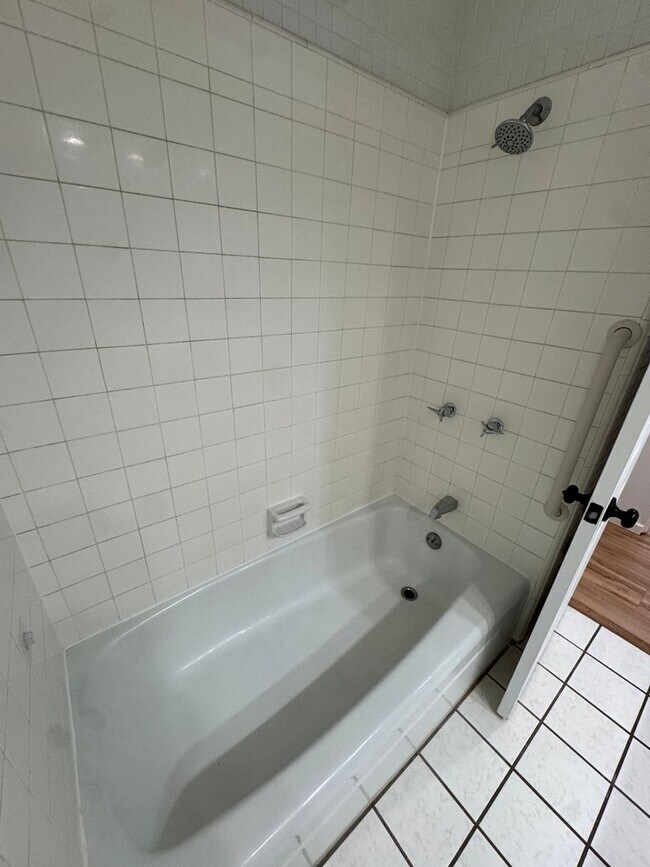 Building Photo - 3 BED, 2 BATH, 2 Parking with AC- Kalani Iki Estates