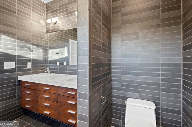 Building Photo - 935 Custer Ave SE