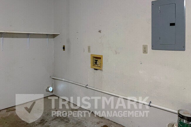 Building Photo - 2407 Armadillo Dr