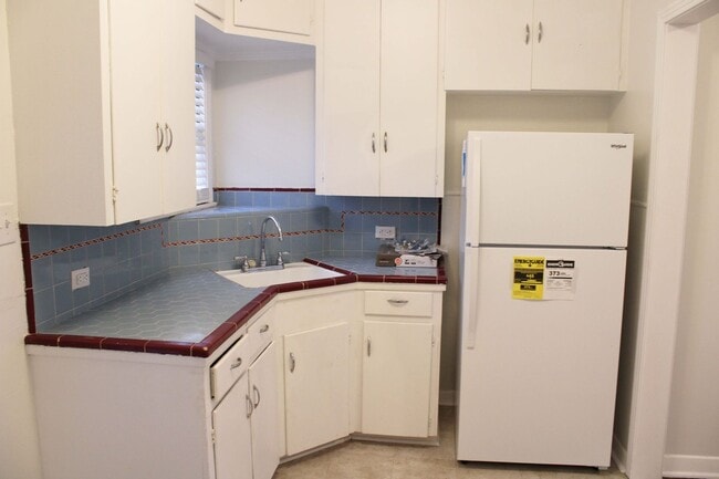 Building Photo - 2825 W Woodlawn Ave