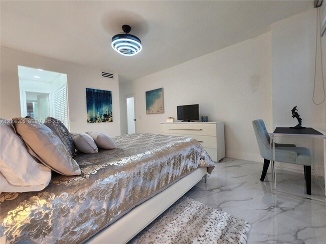 Building Photo - 3505 S Ocean Dr