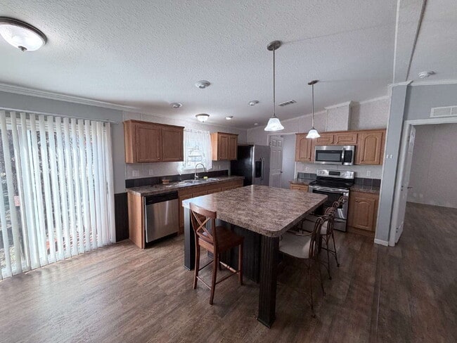 Building Photo - "Serene 3-Bed, 2-Bath Home in Auburndale - 1152 Sq Ft of Comfort on Hickory Rd!"