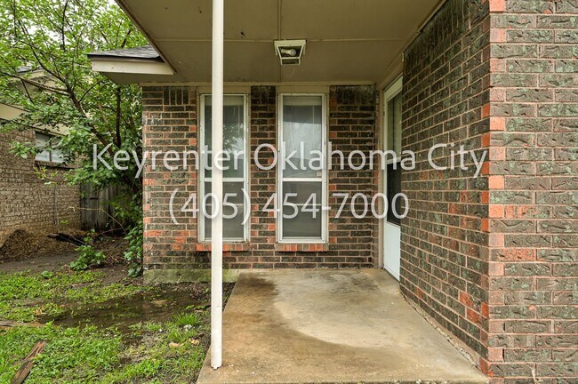 Building Photo - 920-922 SW 97th St Duplex