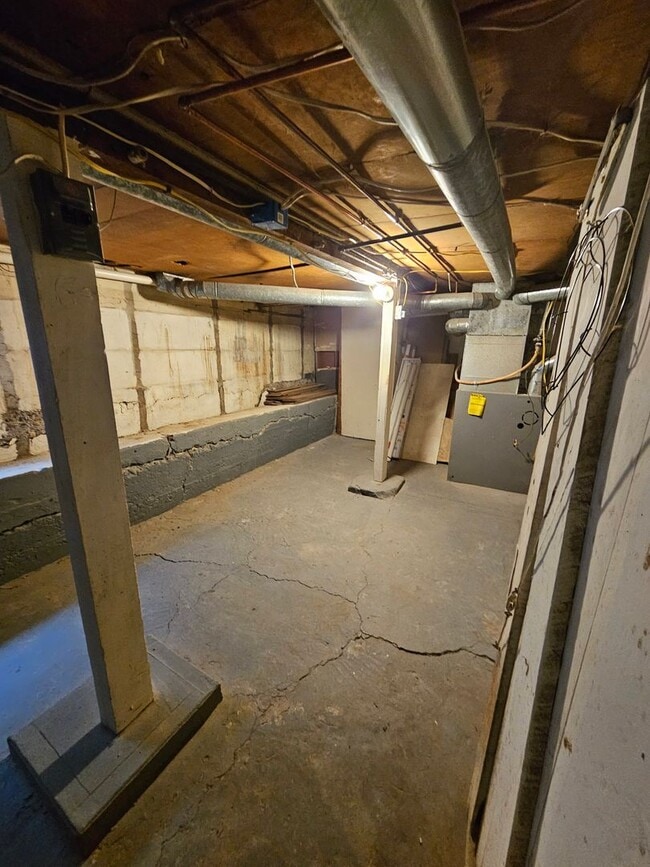 Building Photo - Large 2bd 1 ba House with tons of storage