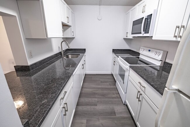 Building Photo - 100 High St