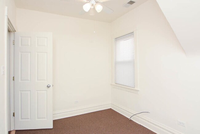 Building Photo - 3040 N Clybourn Ave