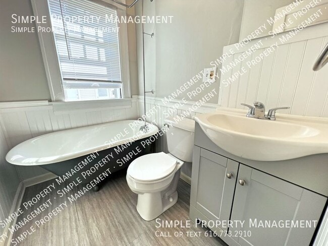 Building Photo - 737 Fulton St E