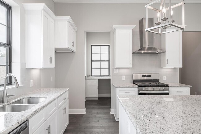 Building Photo - 3327 Beverly Frst Dr