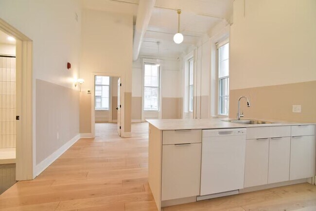 Building Photo - 30 W Broad St