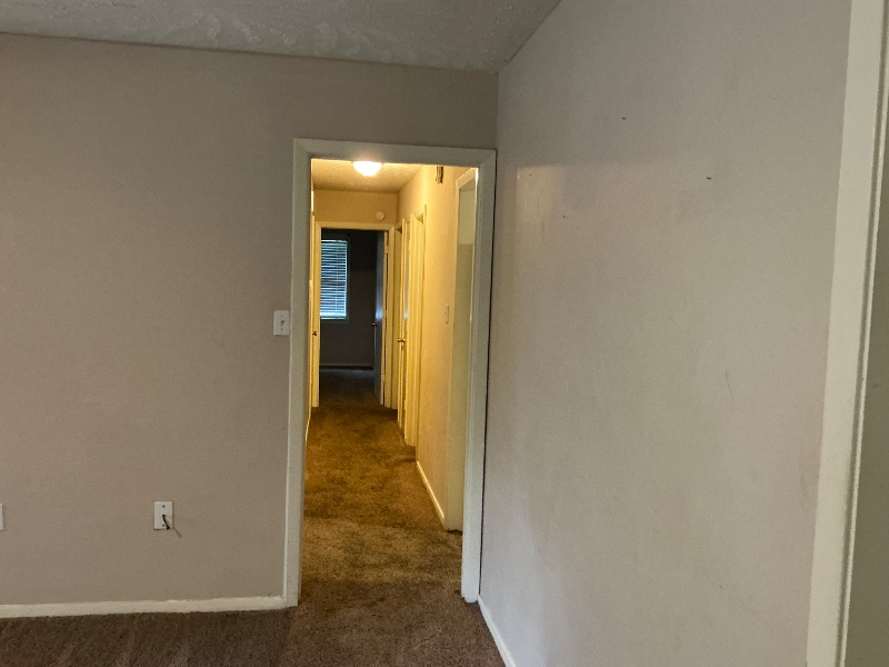 Building Photo - 402 Oakhill Cir