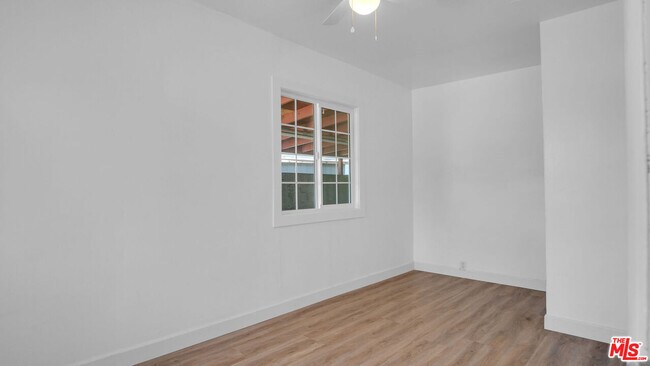 Building Photo - 472 N Ezra St