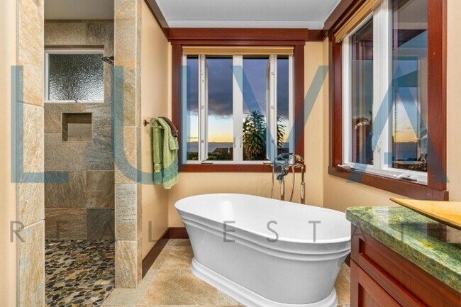 Building Photo - 4 bedroom 3.5 bathroom home with pool