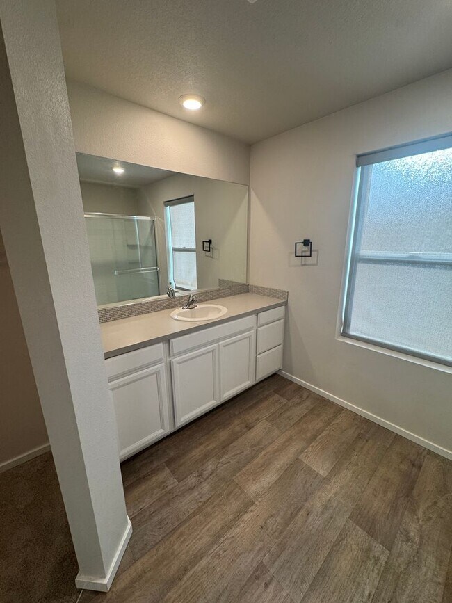 Building Photo - 4 Bedroom, 2.5 bath, newer home in desirable location!!