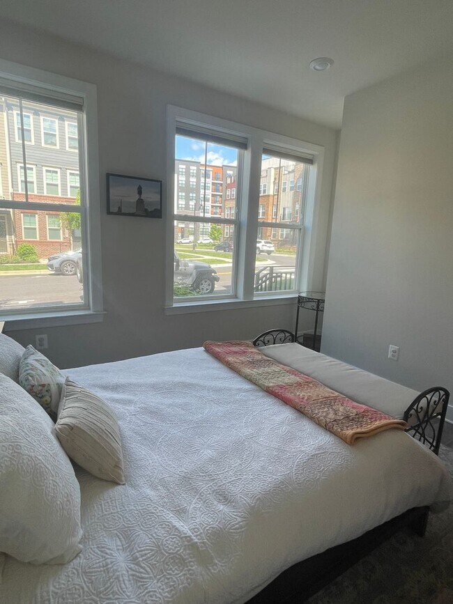 Building Photo - FOUR LEVEL TOWNHOUSE IN DOWNTOWN CROWN, 2 ...