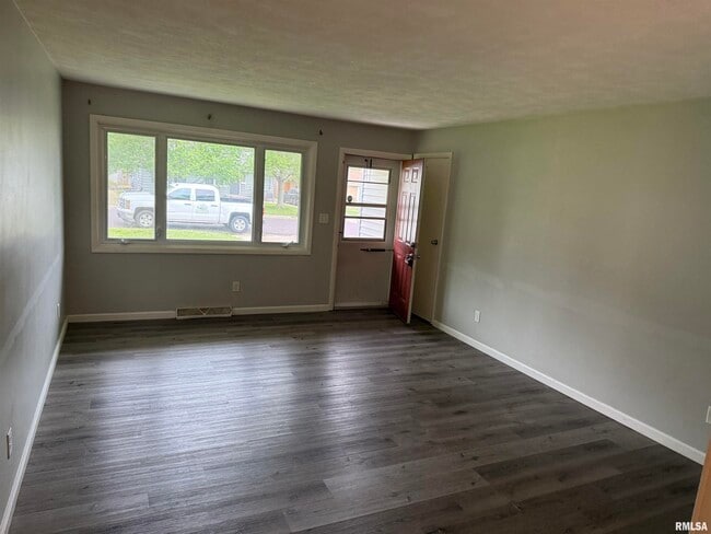 Building Photo - 2624 N Renwood Ave