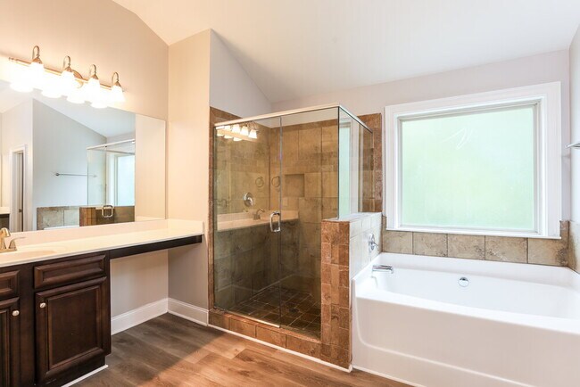 Building Photo - 402 Silver Oak Dr