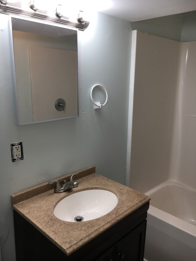 Main Floor Bathroom - Shower/Tub, toilet, vanity and sink. - 635 Stuart St