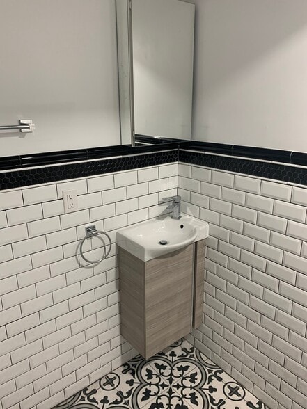 Building Photo - 618 Valley Ave