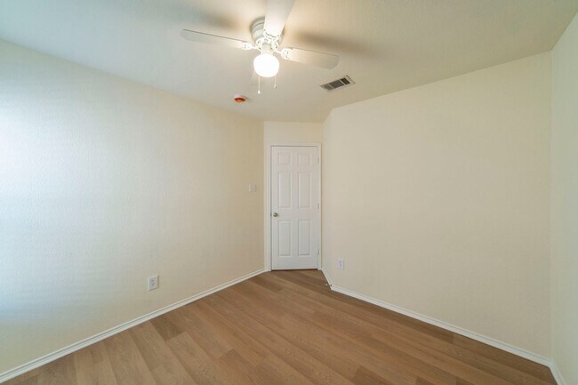 Building Photo - 1205 N Rhea Dr