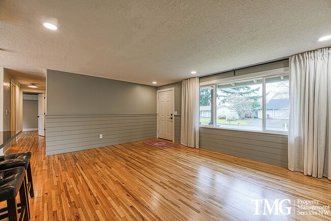 Building Photo - Classic Ranch Style home with 2 Bed 1.5 Bath and Large Backyard!