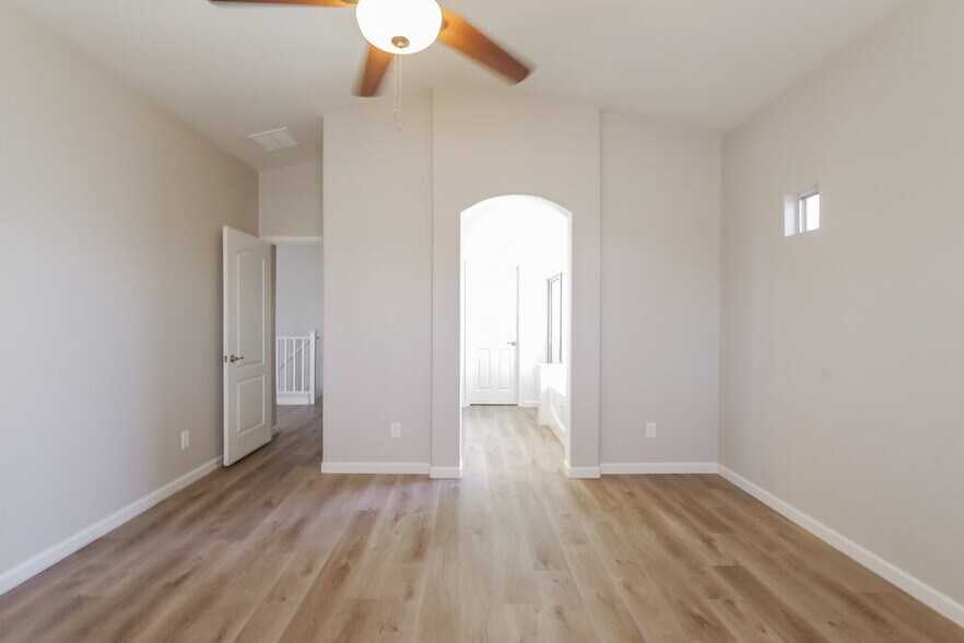 Building Photo - 13045 W Columbine Dr