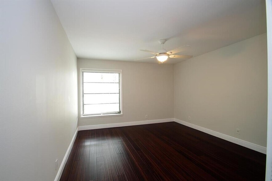 Building Photo - 3010 Willow Ln