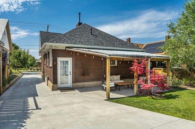 Building Photo - Elegant Yale Crest Bungalow in the Heart o...