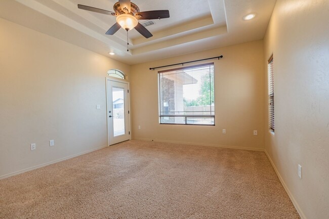 Building Photo - Beautiful Home in the Golf Course Area