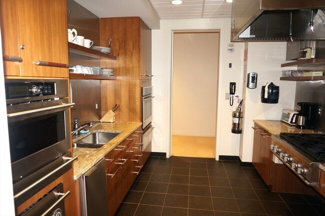 Building Photo - 10-40 Nouvelle Way