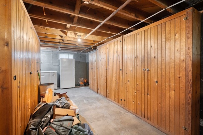 Building Photo - Charming remodeled craftsman blocks away f...