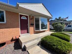 Building Photo - 3-bed 2-bath House in Northglenn available July!